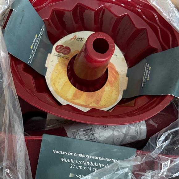 Red Silicone Bakeware Set - Picture 2 of 3